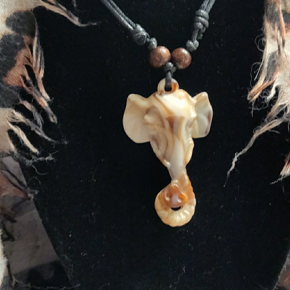RESIN ELEPHANT PENDANT/NECKLACE
